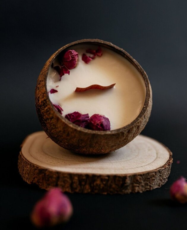 Rosewood Coco – Handcrafted Coconut Shell Candle with Wooden Wick