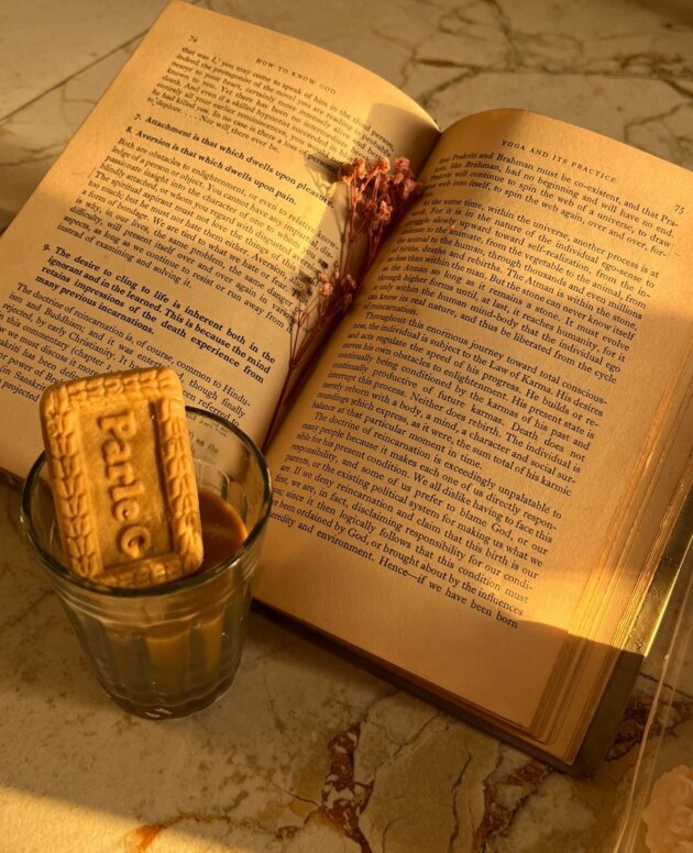 Golden Biscotti Dessert Candle – Cozy Luxury Glass Candle