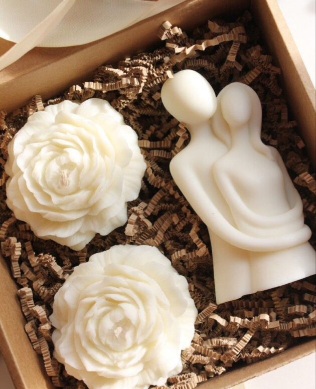 Premium Couple Sculpture Candle with Floral Rose Set – Elegant Wedding & Anniversary Gift Box Eternal Embrace Luxury Hamper