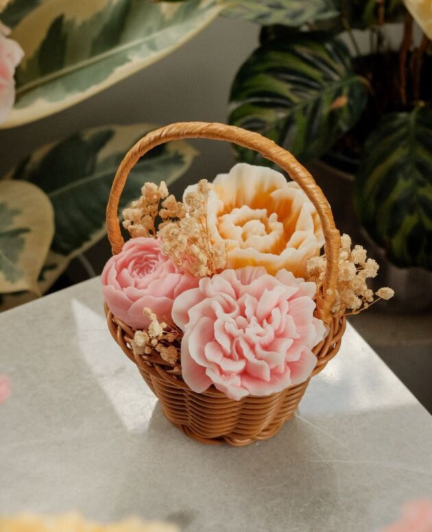 Handcrafted Rose Bouquet Candle Basket – Premium Decorative Gift Hamper