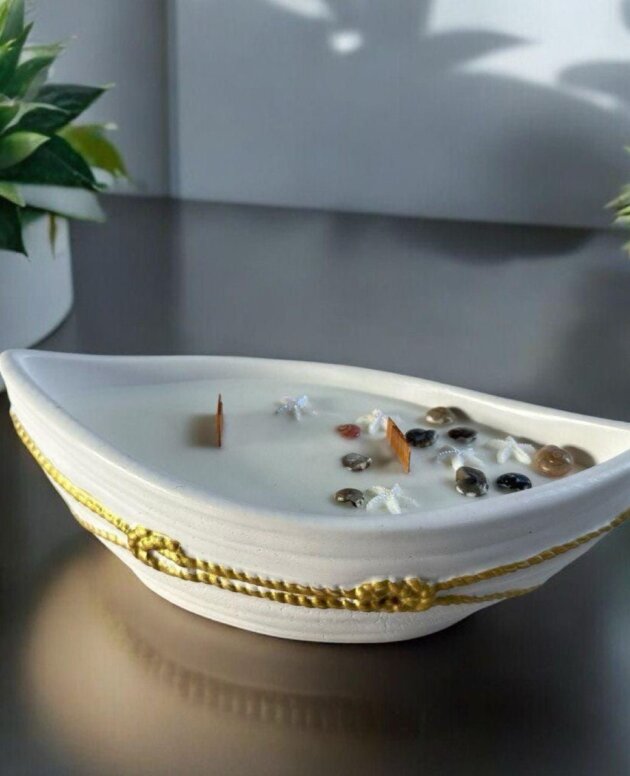 Elegant Serenity Boat Candle 🕊️✨